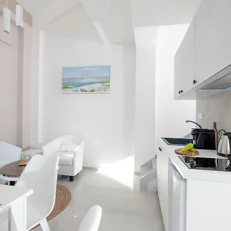 Alekos Luxury Suites - Free 24Hr Transformation From To Airport Artemida  Exterior photo
