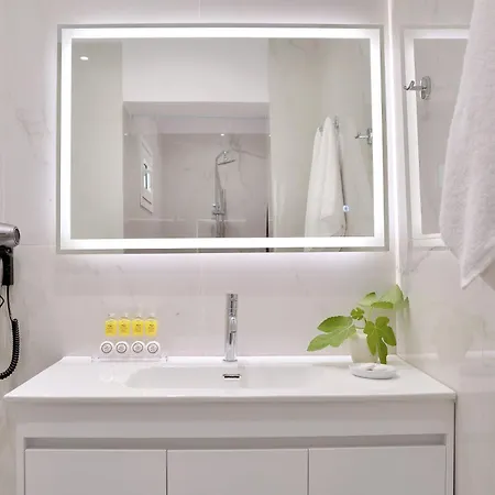 Alekos Luxury Suites - Free 24Hr Transformation From To Airport Artemida  Room photo