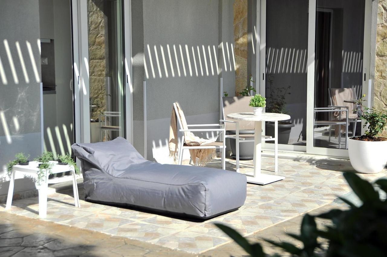 Alekos Luxury Free 24h Transportation From - To Airport *