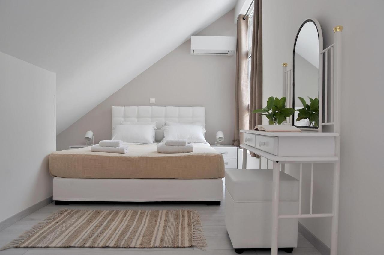 Alekos Luxury Free 24h Transportation From - To Airport