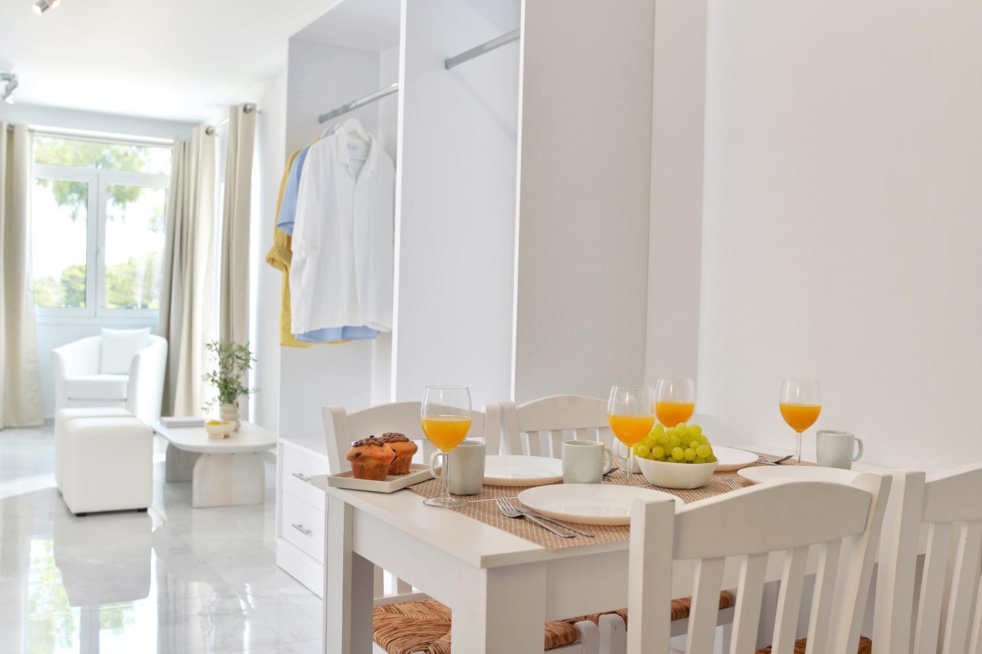 Alekos Luxury - Free 24hr Transformation From To Airport